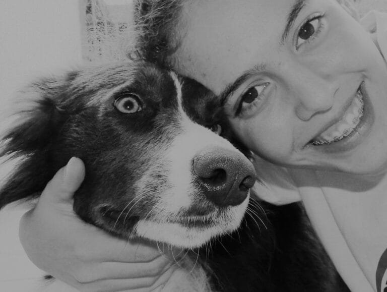 Uma foto da adestradora Layssa e a Blue, cão da raça Border Collie.