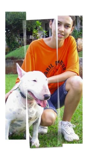 Uma foto da adestradora Layana com um cão da raça Bull Terrier, no Curso de Formação de Adestradores, realizado em Londrina/PR. 2009.